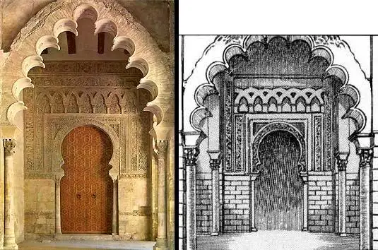 Вход в залл с колоннами и двери мавританского сооружения - крепости Альхаферии